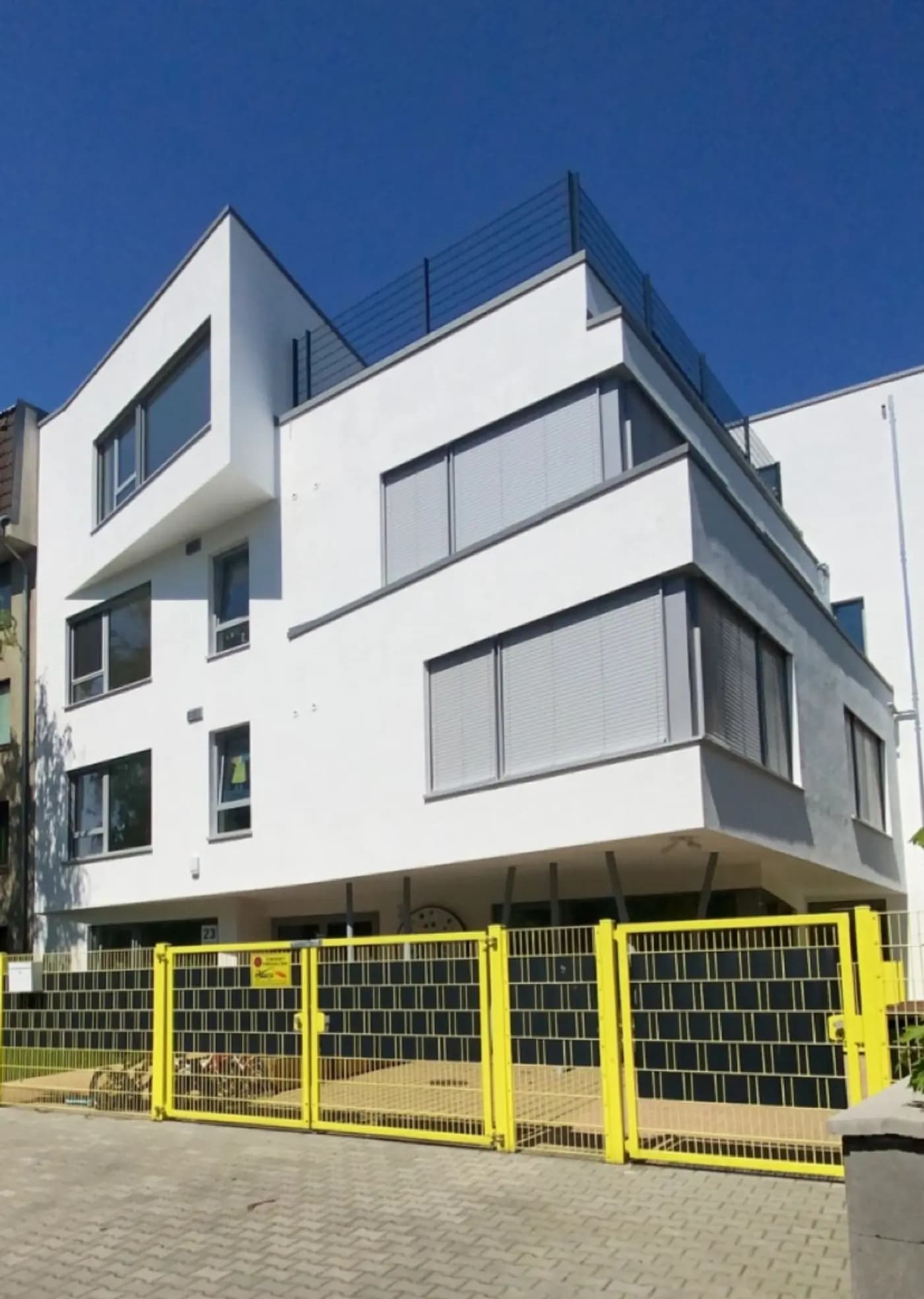 Atelier-Bereich mit Maltischen und Materialien für Kinder