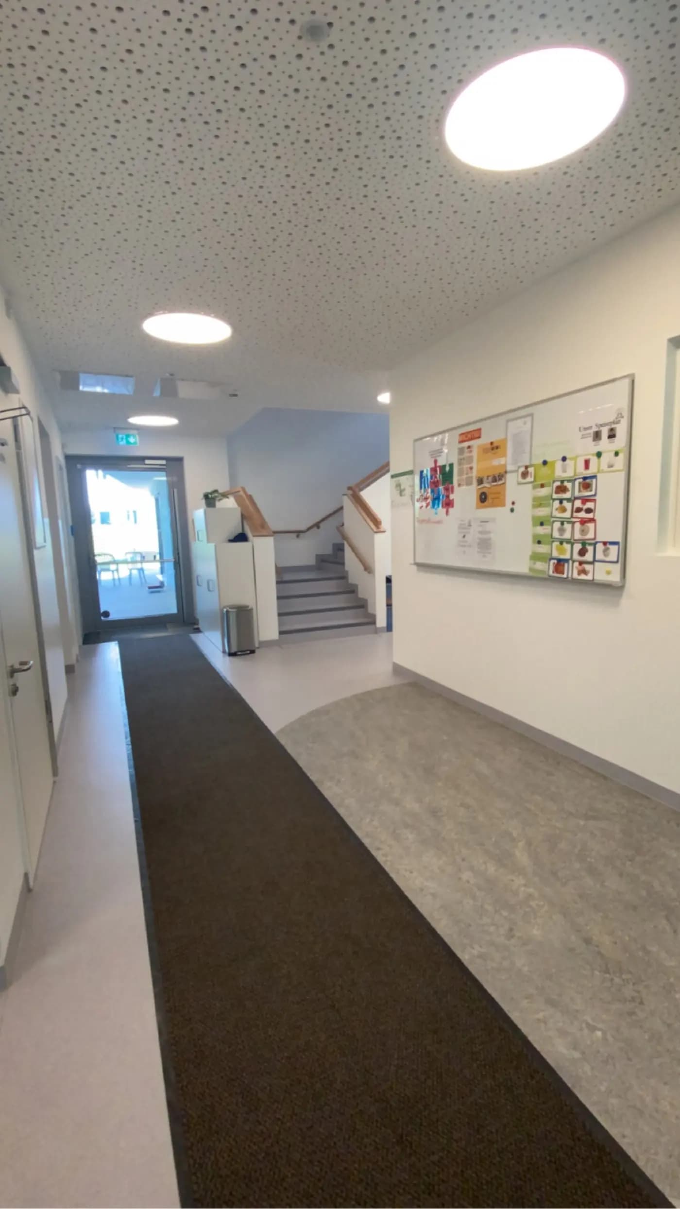 Essbereich mit Kindertischen und Tageslicht