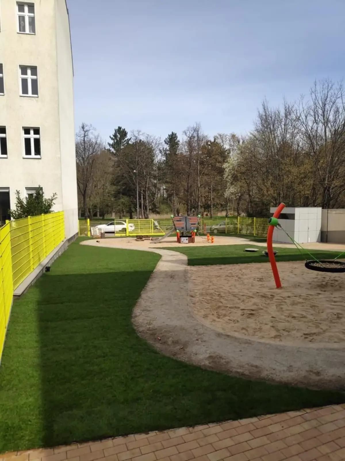 Bewegungsraum mit Sprossenwand und weichen Matten