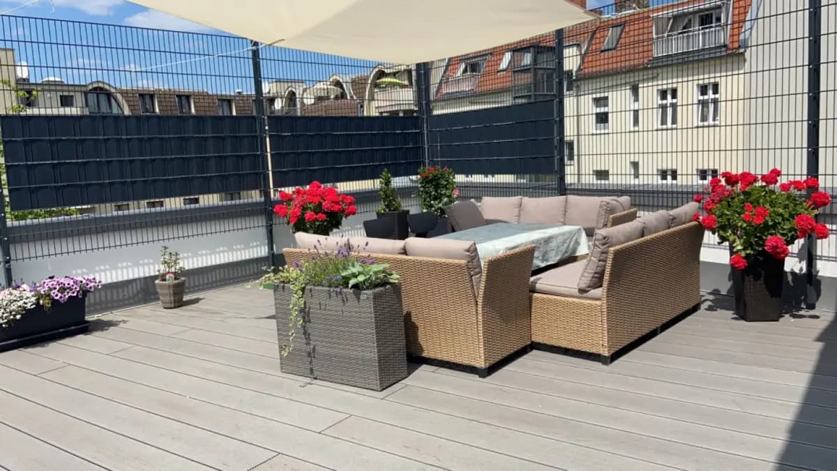 Zweite Terrasse mit Hochbeeten zum Forschen