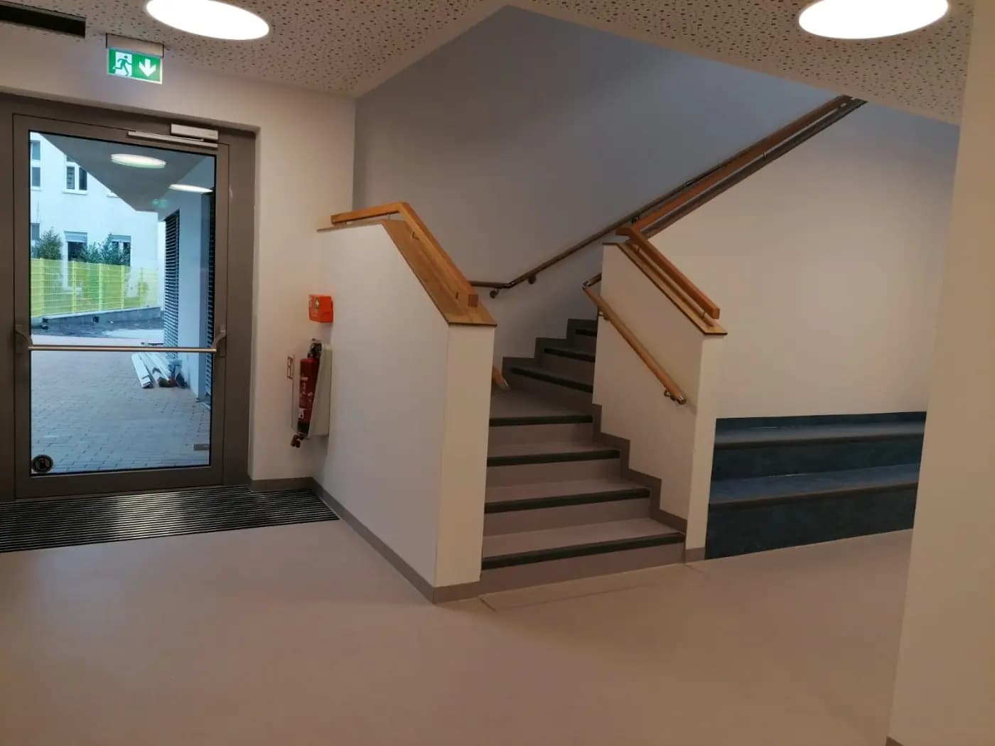 Außengelände mit Sandkasten und Klettergerüst