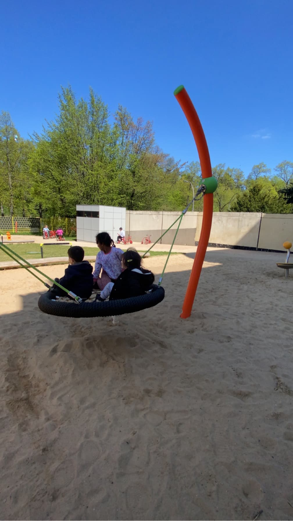 Vorschulkinder mit gelben Warnwesten und Greifzangen sammeln Müll auf der Reißeckstraße