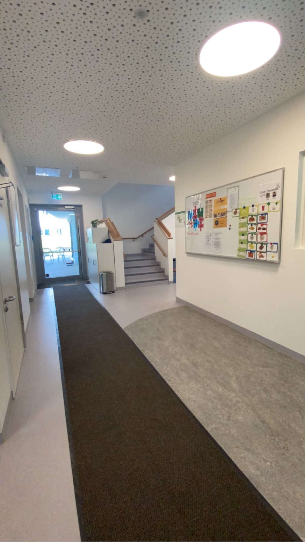 Kita-Kinder singen mit Bewohner:innen im DRK-Pflegeheim Mariendorf